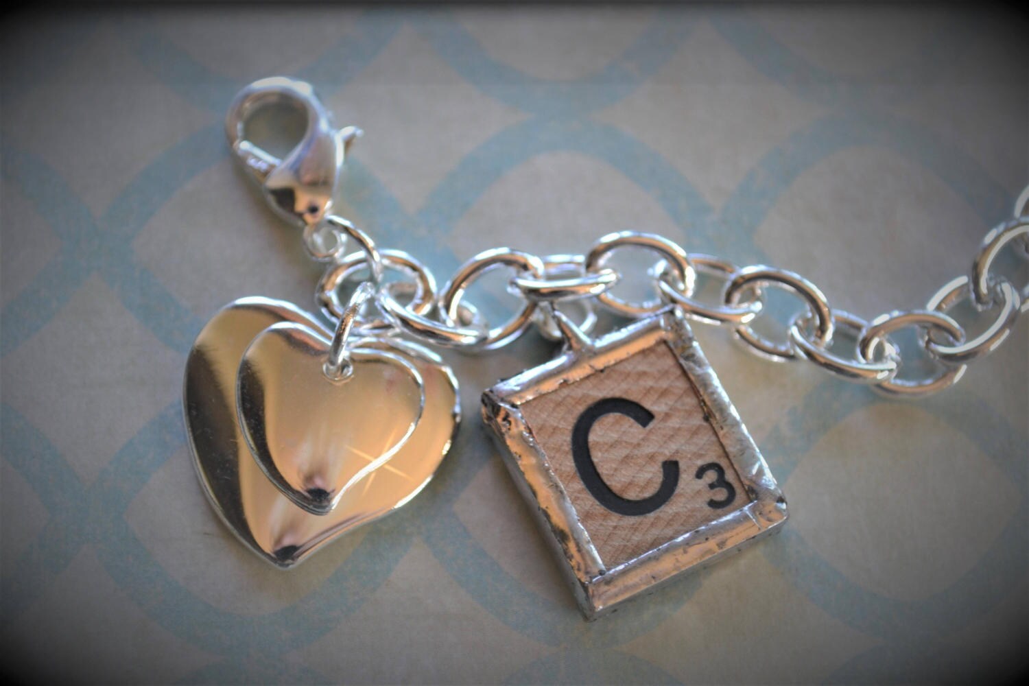 Scrabble Fliesen, Buchstaben, Scrabble, Fliesen Schmuck, Gelötet Charms, Initial Schreibmaschinentasten, Holz Charms von OneCharmingTreasure