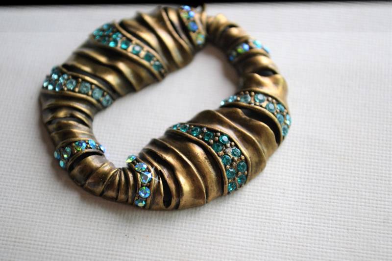 Ungewöhnliche Gewellte Bronze Anhänger, Türkis Blau Und Grün, Hollywood Antikes Gold Messing, Grün Rocailles, Strass von OneCharmingTreasure