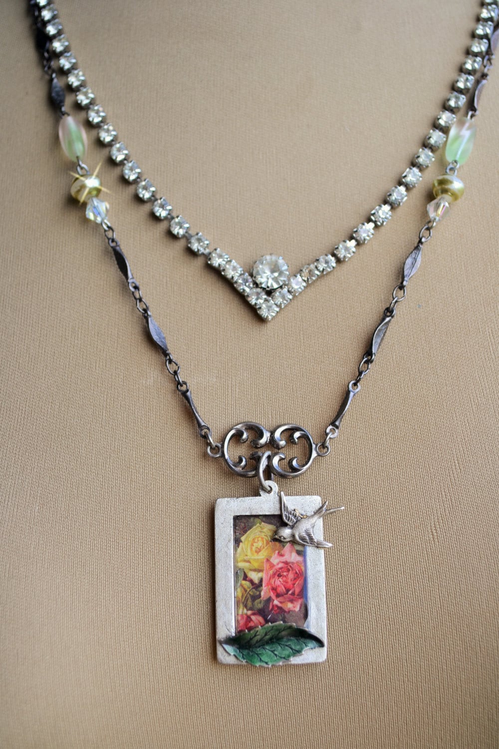 Vintage Assemblage Charm Halskette, Emaillierter Rosenanhänger Mit Milchglasperlen, Strasskette Und Blattgemusterte Kettenhalskette von OneCharmingTreasure