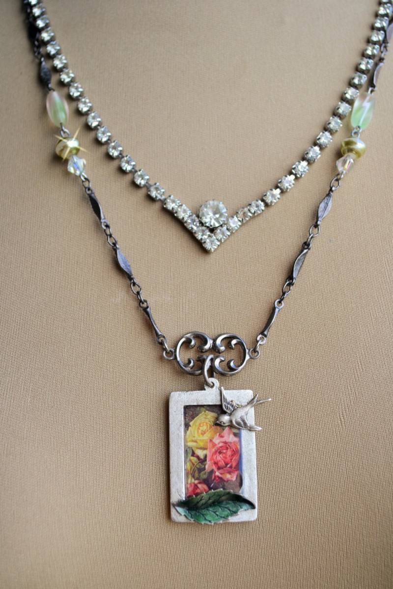 Vintage Assemblage Charm Halskette, Emaillierter Rosenanhänger Mit Milchglasperlen, Strasskette Und Blattgemusterte Kettenhalskette von OneCharmingTreasure