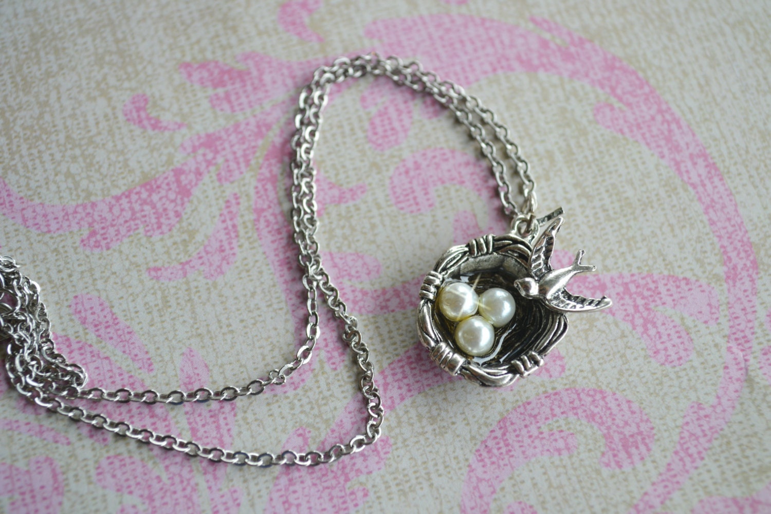 Vogelkorb Halskette, Vogelnest, Vogelnest Anhänger Aufsteigender Vogel Anhänger, Süßwasser Perlen, Antike Silber & Korb von OneCharmingTreasure