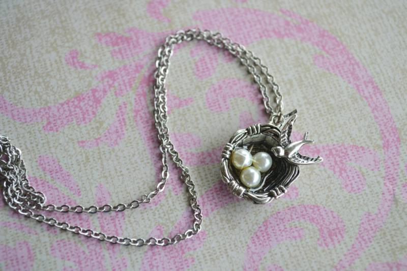 Vogelkorb Halskette, Vogelnest, Vogelnest Anhänger Aufsteigender Vogel Anhänger, Süßwasser Perlen, Antike Silber & Korb von OneCharmingTreasure