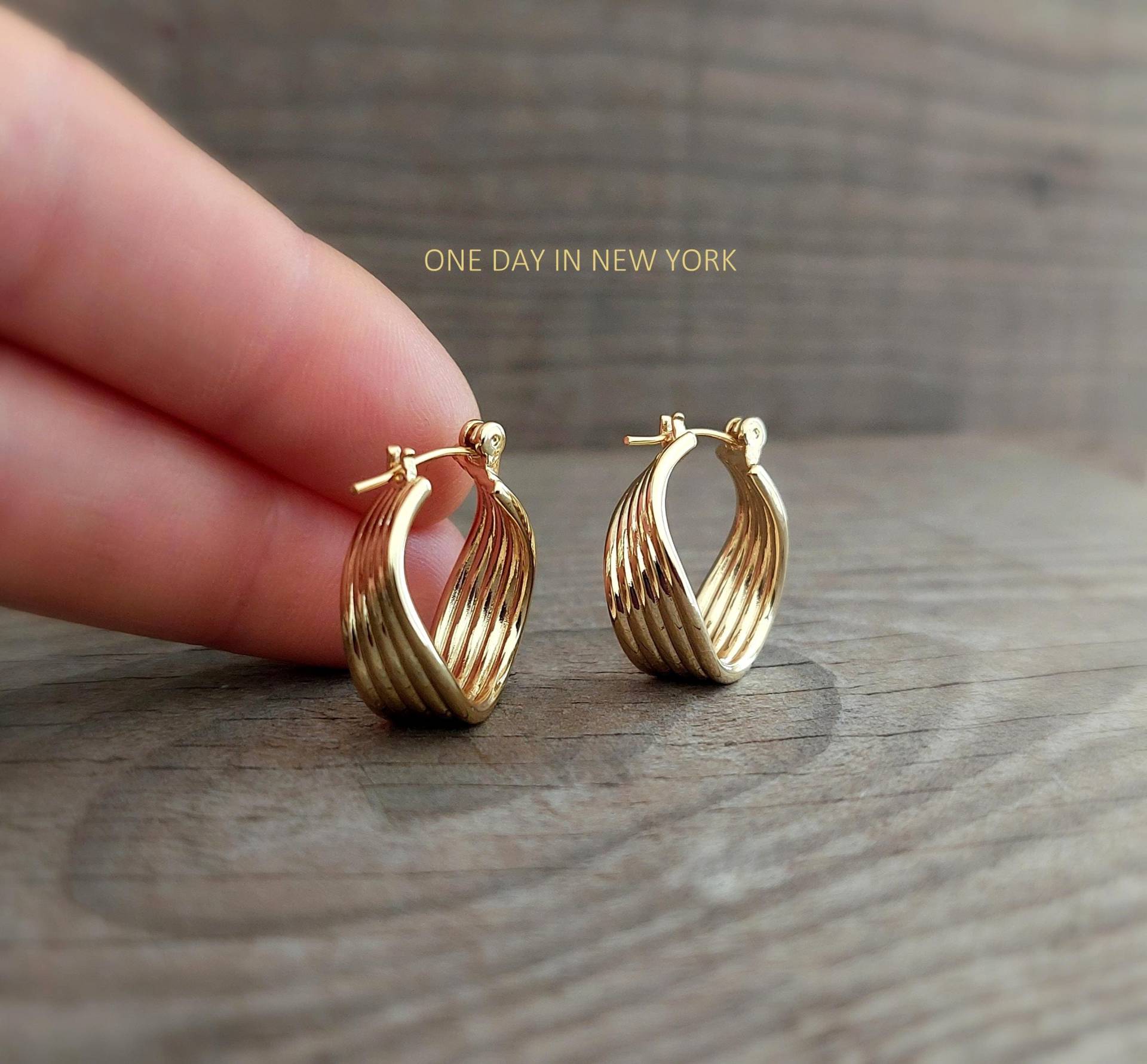 80Èr Vintage-style Ohrringe 20mm Twist Hoop Earrings Aus Edelstahl 18K, 20mm, Retro Creolen, 1 Paar von OneDayInNewYork