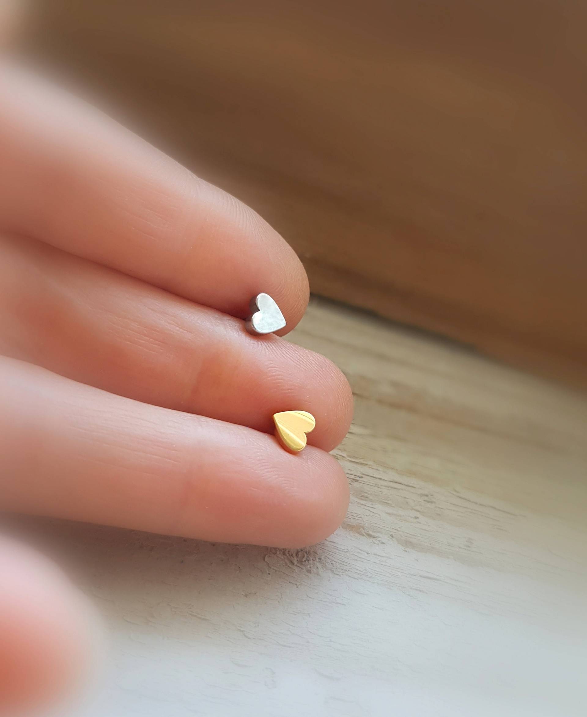 Mini Herz, Gold, Ohrstecker, 4mm, 6mm, Piercing, Tragus, Helix, Hypoallergen, Knorpel, Ohrringe, Conch, Cartilage, 1 Stück Mini Herz, Gold, Ohrstecker, 4mm, 6mm, Piercing, Tragus, Helix, Hypoallergen, Knorpel, Ohrringe, Conch, Cartilage, 1 Stück von OneDayInNewYork