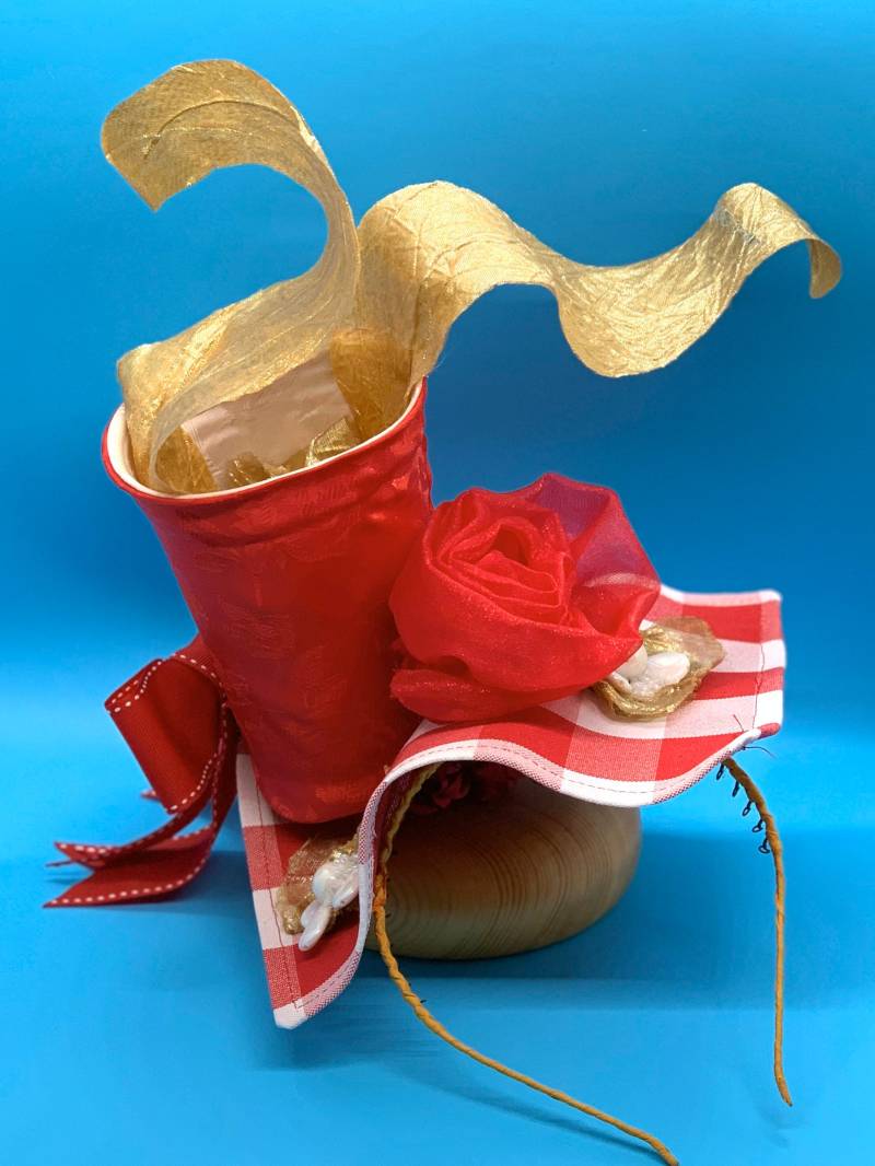 Hier Halten Sie Mein Bier... Oops Dieser Rote Getränkebecher Fascinator Ist Ein "Solo", Eine Von-Kind-Kreation Und Bereit Für Die Party Im Infield Hier Halten Sie Mein Bier... Oops Dieser Rote Getränkebecher Fascinator Ist Ein "Solo", Eine Von-Kind-Kreation Und Bereit Für Die Party Im Infield von OneElevenMillinery