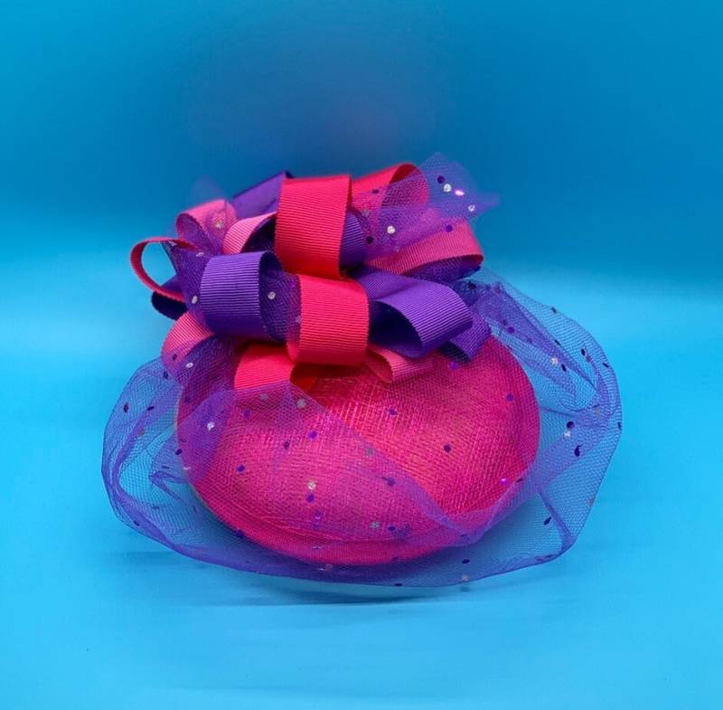 Oooh Funkelt Dieses Lebendige Getönten Facinator Hat Nur Einen Hauch Von Glanz Oooh Funkelt Dieses Lebendige Getönten Facinator Hat Nur Einen Hauch Von Glanz von OneElevenMillinery