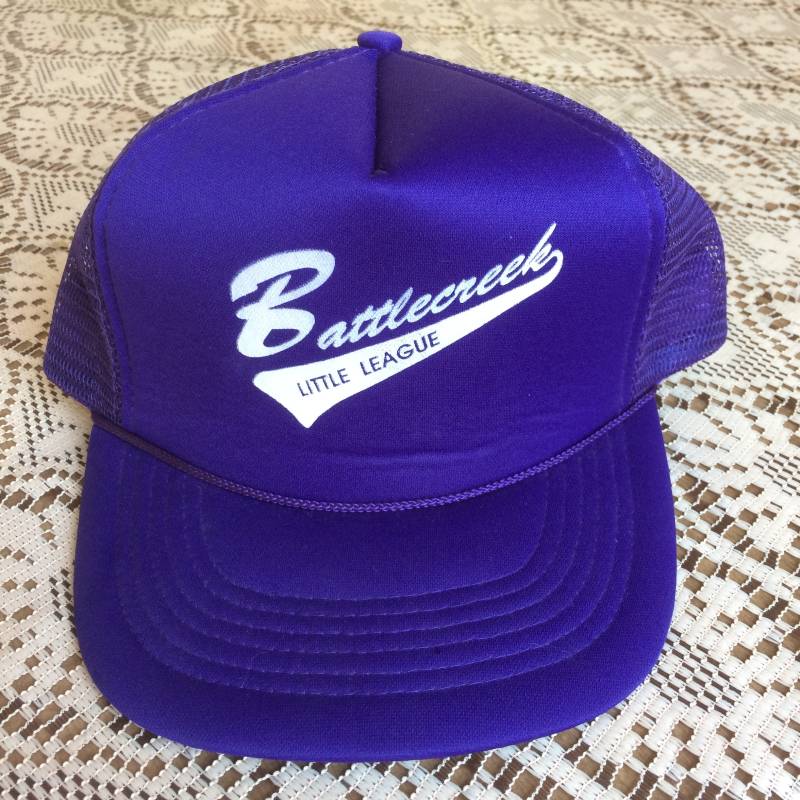 Vintage Lila Battlecreek Little League Salem Oregon 5 Panel Poly/Mesh Snapback Trucker Hut von OneEyeJacks