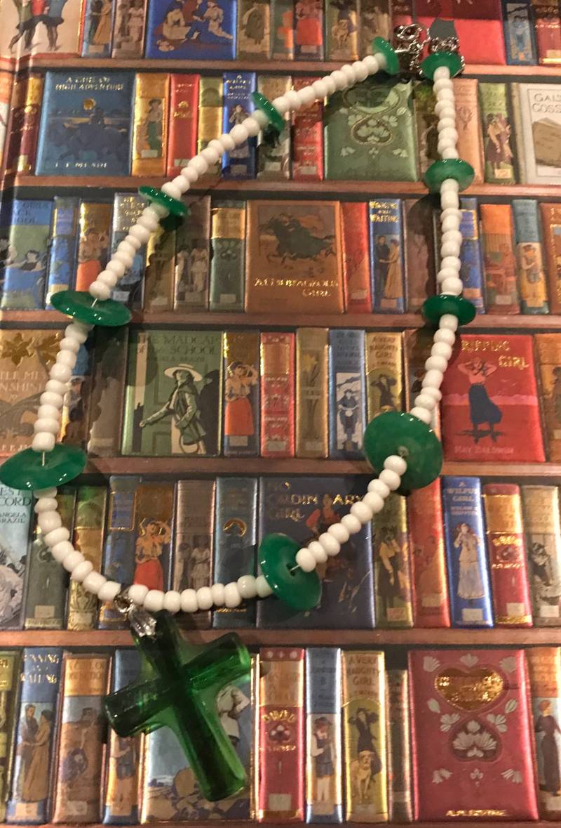 Grüne Kreuz Halskette von OneInAJewel