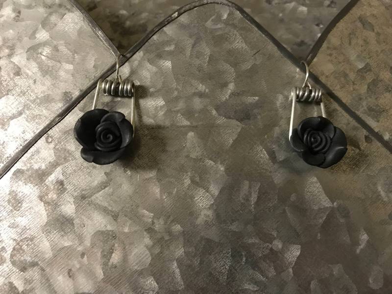 Schwarze Rose Ohrringe von OneInAJewel