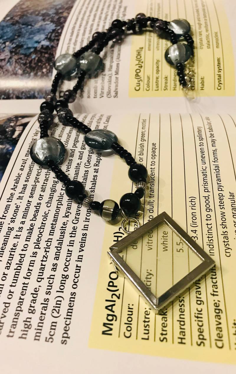 Schwarzer Rahmen Halskette von OneInAJewel