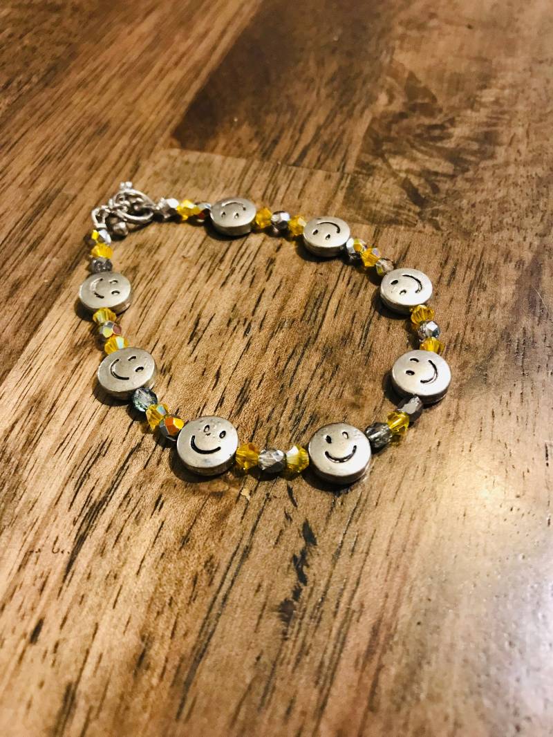 Smiley-Gesicht-Armband von OneInAJewel