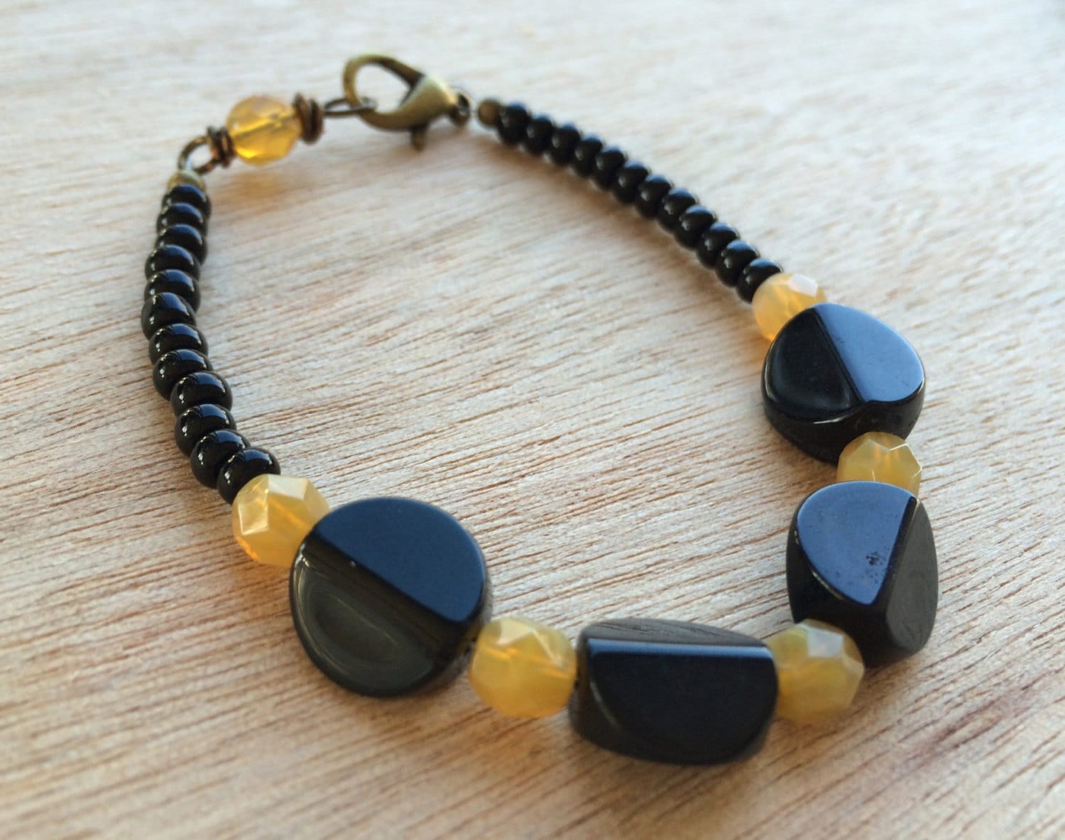C133-Schwarz Und Gold-Spieltag-Armband C133-Schwarz Und Gold-Spieltag-Armband von OneLastThing
