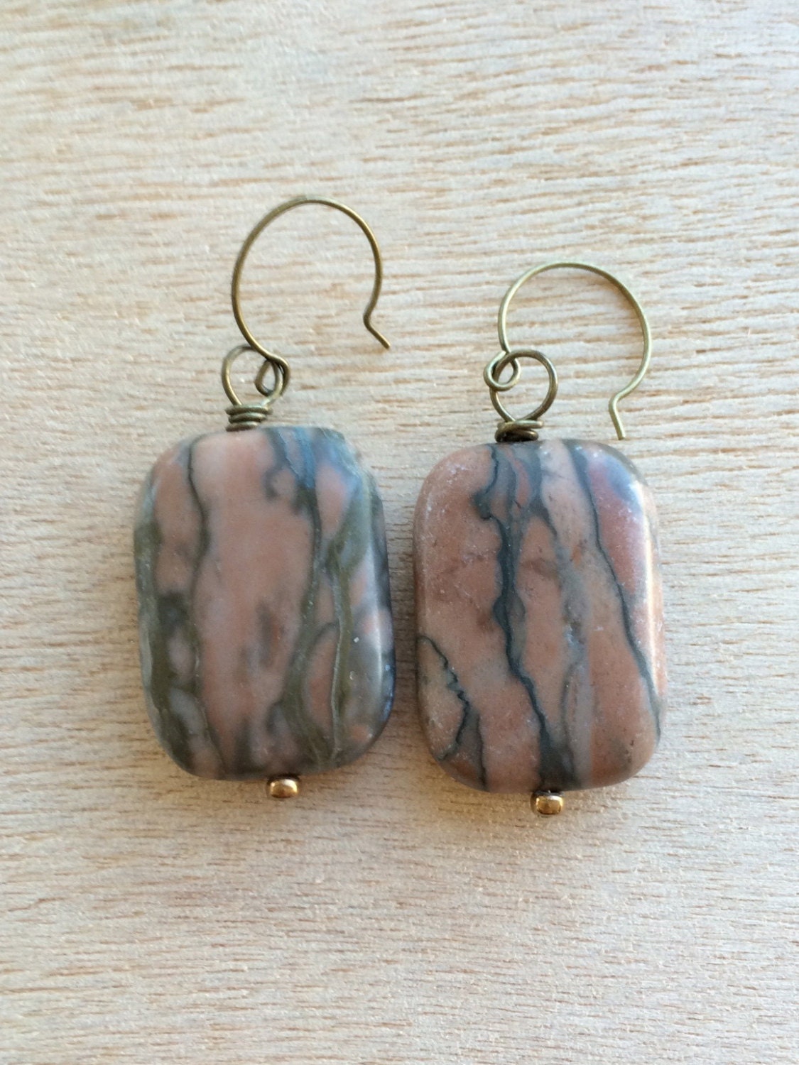 E452 Grau Und Rosa Stein Ohrringe E452 Grau Und Rosa Stein Ohrringe von OneLastThing