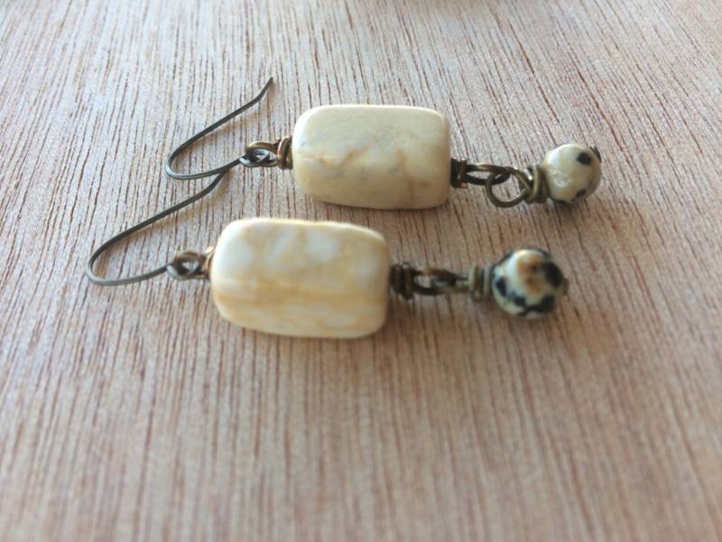 E508 Riverstone Und Dalmatiner Jaspis Ohrringe von OneLastThing