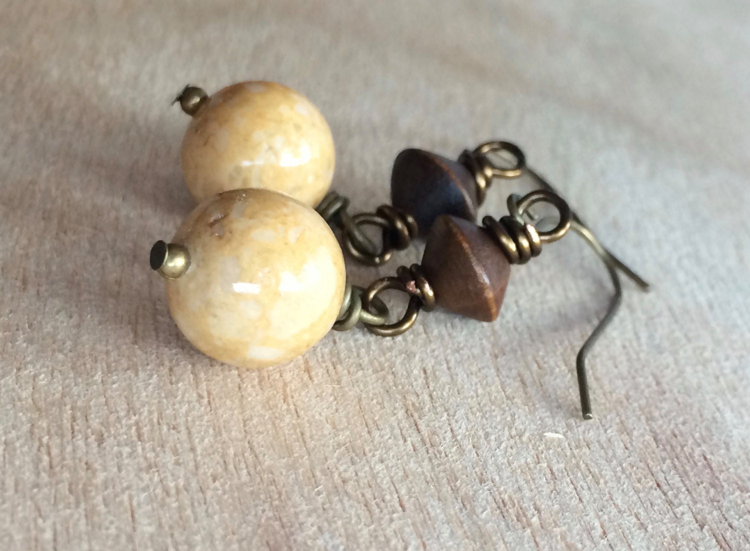 E532 Riverstone Und Holz Baumeln Ohrringe von OneLastThing