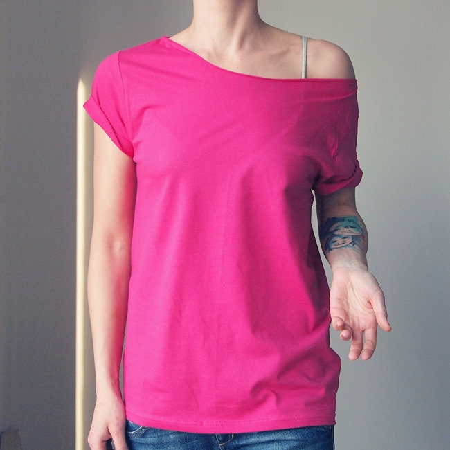 Dunkelrosa Oversize-T-Shirt Mit Weitem Ausschnitt, Baumwollbluse, T-Shirt-Geschenk, Lockeres Damen-T-Shirt Fuchsia von OneMugADayStore