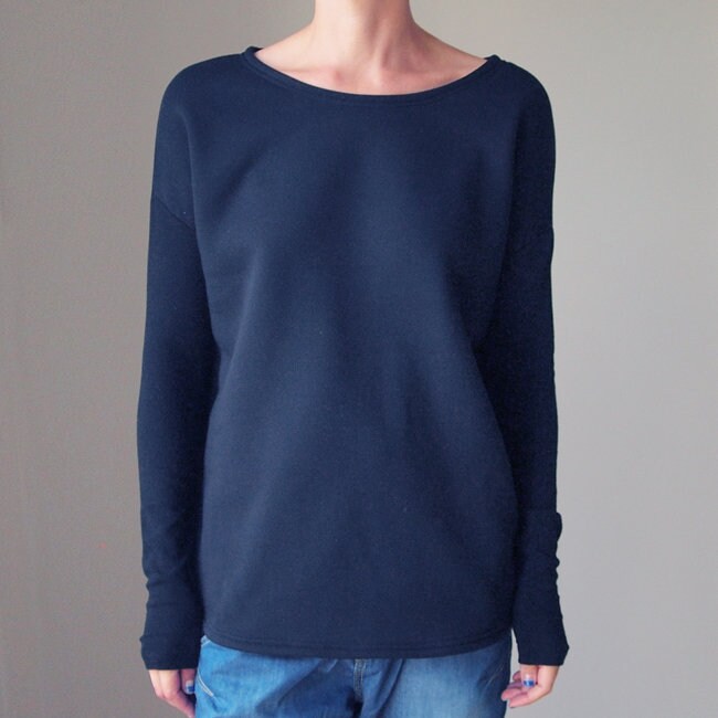 Schwarzes Sweatshirt Mit Langen Schmalen Oversize-Ärmeln von OneMugADayStore