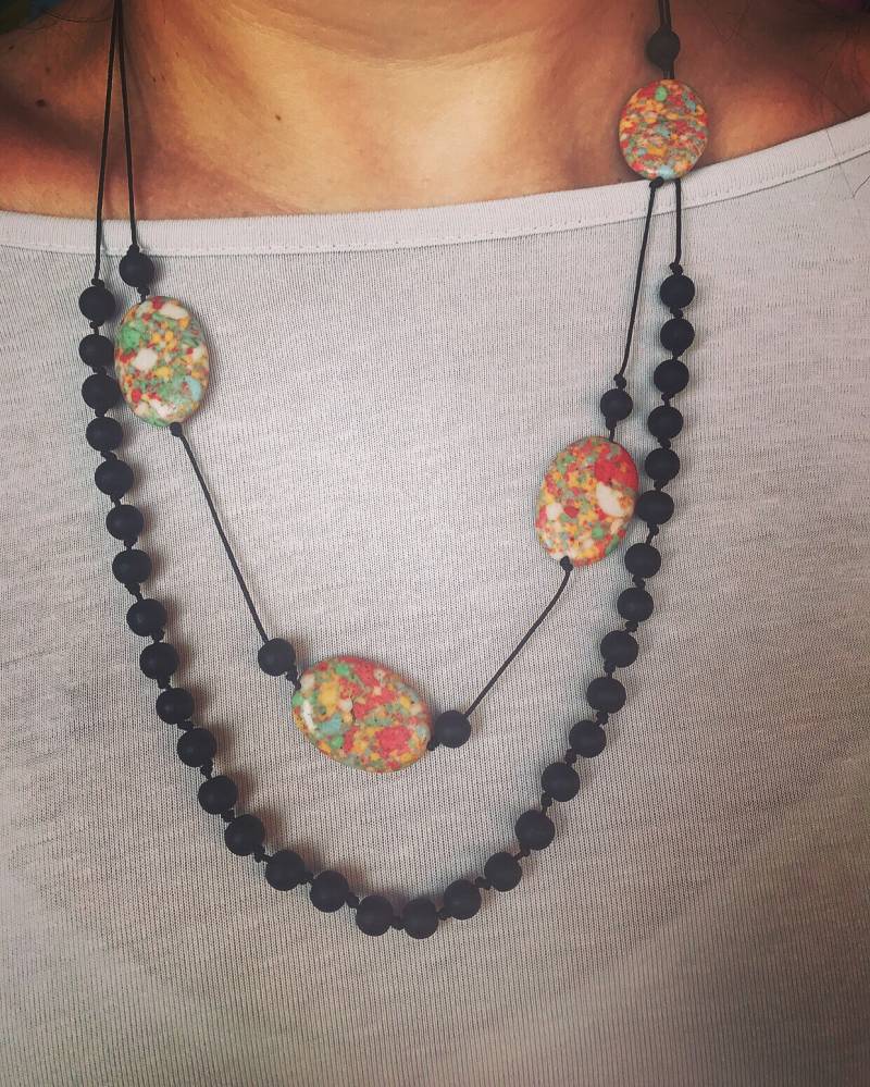 Handgemachte Kieselsteinperlenkette Mehrfarbiger Boho-Schmuck von OneOffbyM