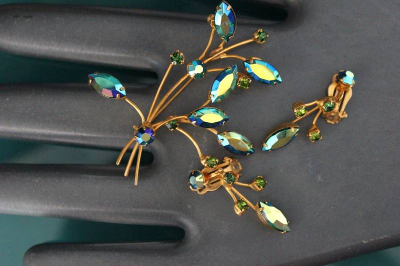 Grün/Blau Aurora Borealis Brosche & Clip Ohrring Set Grün/Blau Aurora Borealis Brosche & Clip Ohrring Set von OnePinkDog
