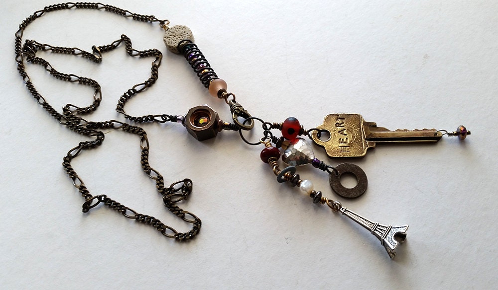 Charm Halskette, Steampunk Eiffelturm Gefundene Objekt Halskette Charm Halskette, Steampunk Eiffelturm Gefundene Objekt Halskette von OneSeedyRoom