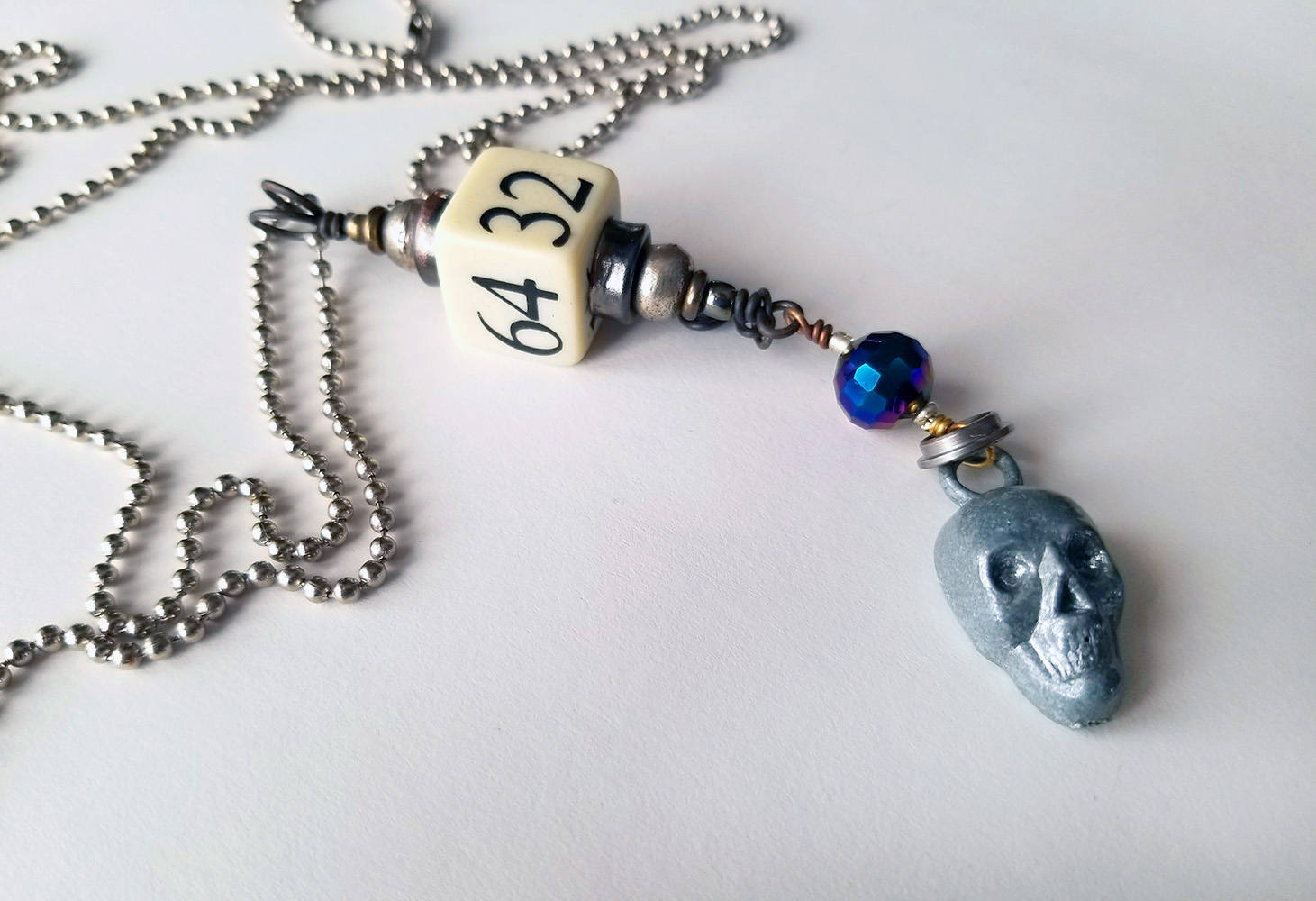 Upcycled Halskette, Vintage Game Cube, Schädel Fundstück Schmuck Upcycled Halskette, Vintage Game Cube, Schädel Fundstück Schmuck von OneSeedyRoom