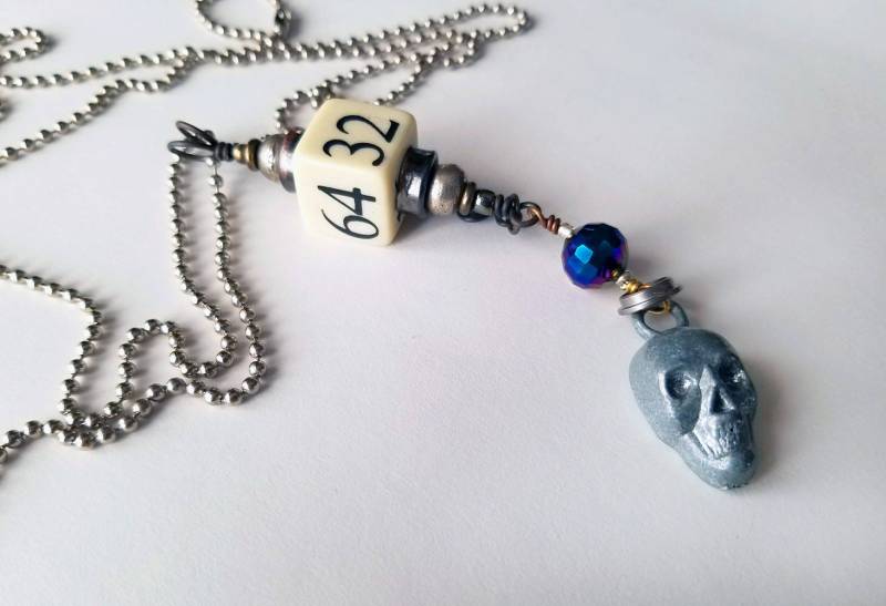 Upcycled Halskette, Vintage Game Cube, Schädel Fundstück Schmuck Upcycled Halskette, Vintage Game Cube, Schädel Fundstück Schmuck von OneSeedyRoom