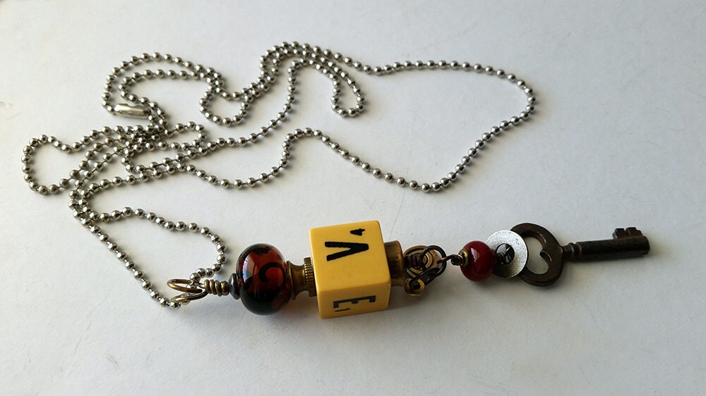 Upcycled Halskette, Vintage Scribbage Cube, Game Cube Gefundene Objekt Schmuck Upcycled Halskette, Vintage Scribbage Cube, Game Cube Gefundene Objekt Schmuck von OneSeedyRoom