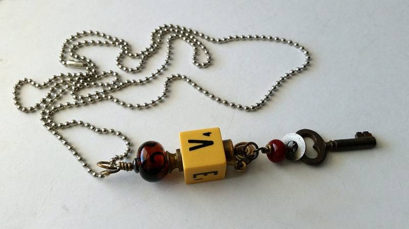 Upcycled Halskette, Vintage Scribbage Cube, Game Cube Gefundene Objekt Schmuck Upcycled Halskette, Vintage Scribbage Cube, Game Cube Gefundene Objekt Schmuck von OneSeedyRoom