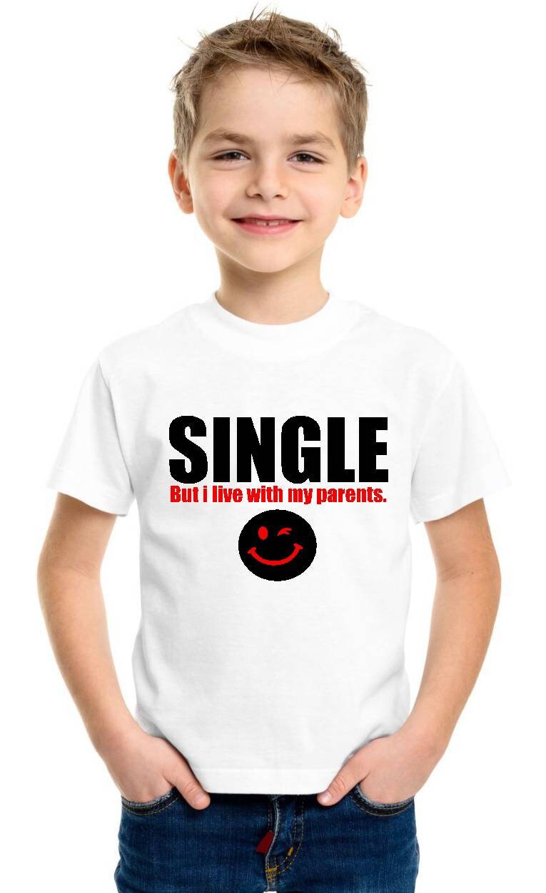 Single Aber Ich Lebe Mit Meinen Eltern T-Shirts Augenzwinkernd Gesicht von OneStopApparelShop