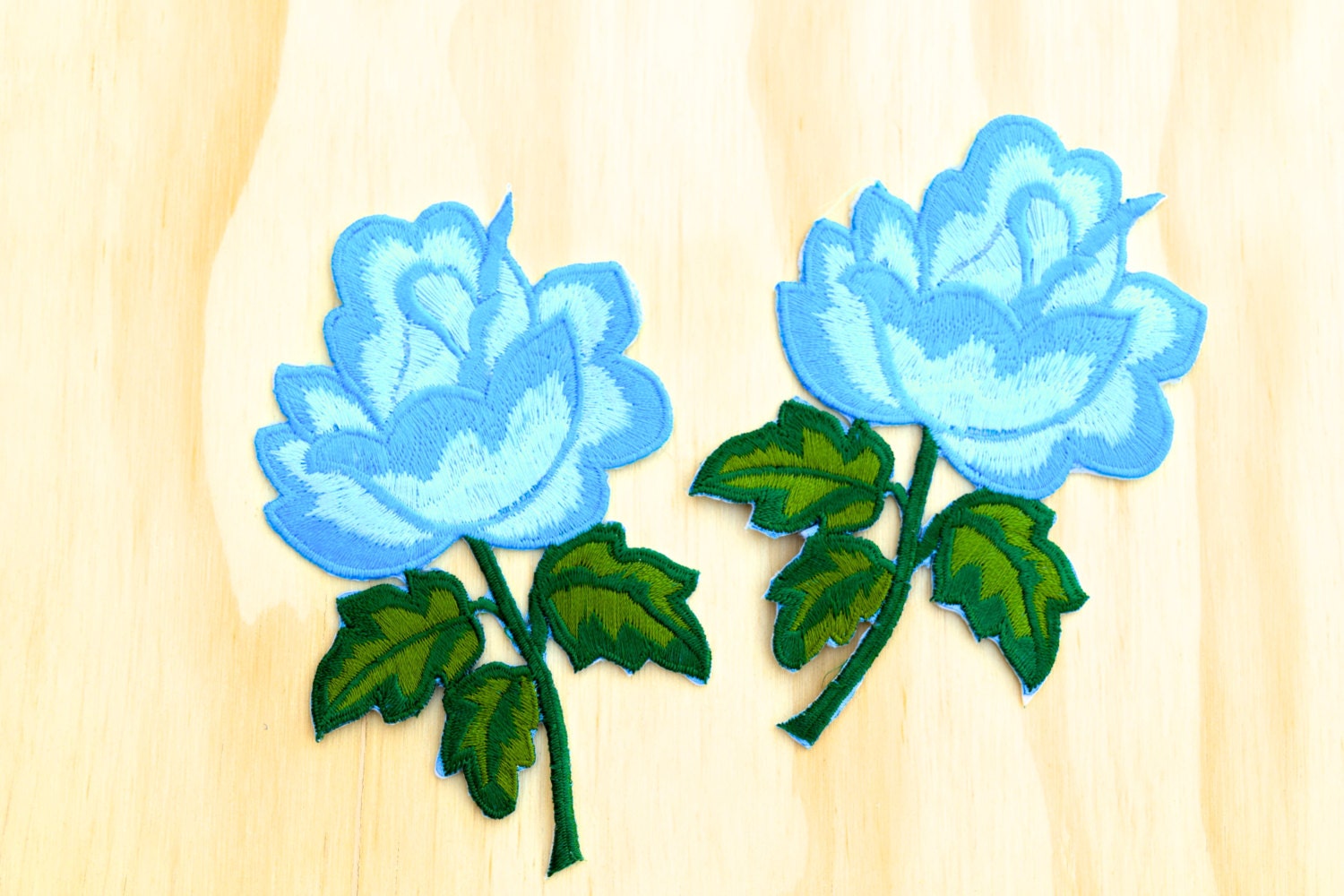 Blaue Rose Aufnäher Gestickte Blume Applikation | 13x7cm von OneStopStitched