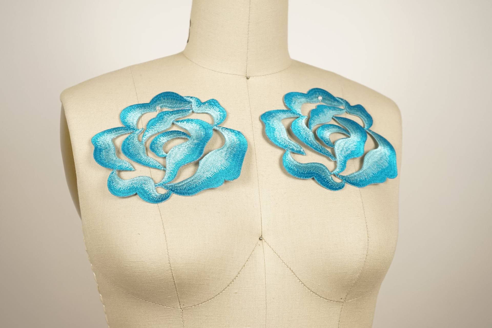 Blaue Rose Stickerei Applikation Aufbügler Aqua | 2 Stück Blaue Rose Stickerei Applikation Aufbügler Aqua | 2 Stück von OneStopStitched