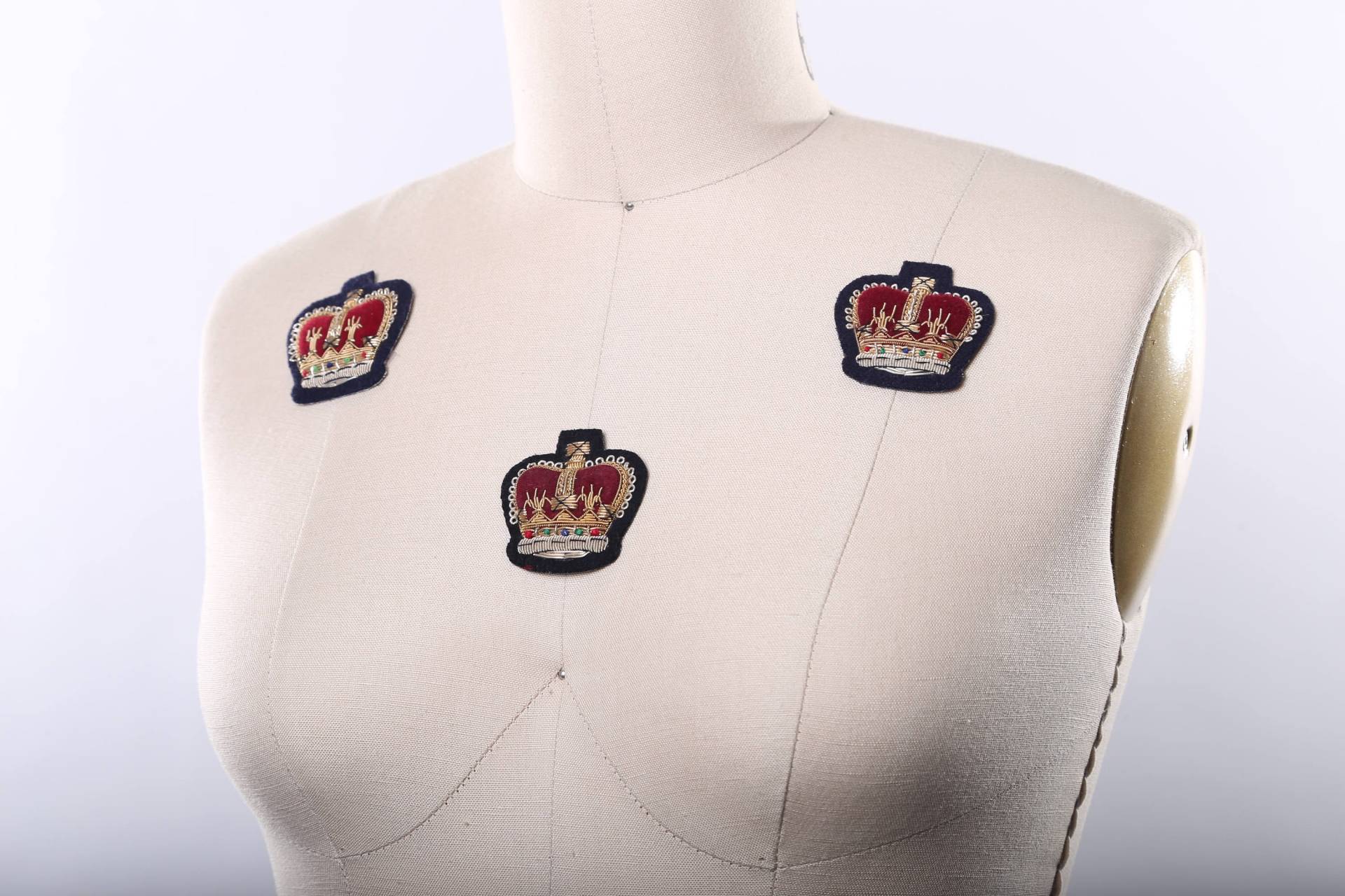 Burgunder Samt Krone Aufnäher 3D Gold Draht, Perlen Applikation Burgunder Samt Krone Aufnäher 3D Gold Draht, Perlen Applikation von OneStopStitched
