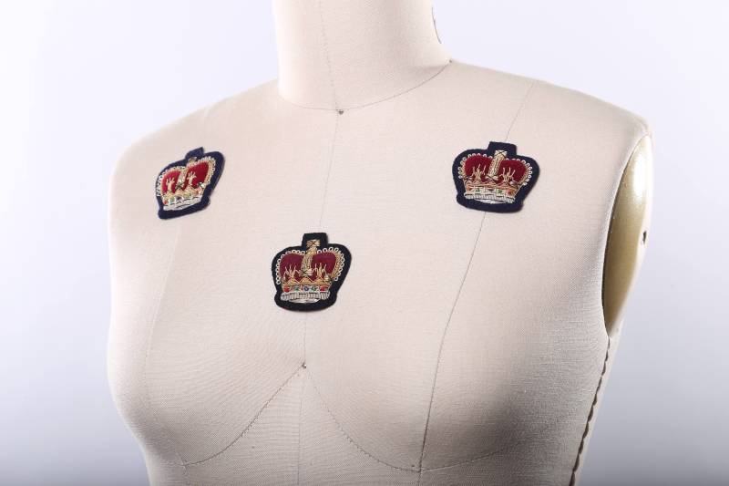 Burgunder Samt Krone Aufnäher 3D Gold Draht, Perlen Applikation von OneStopStitched