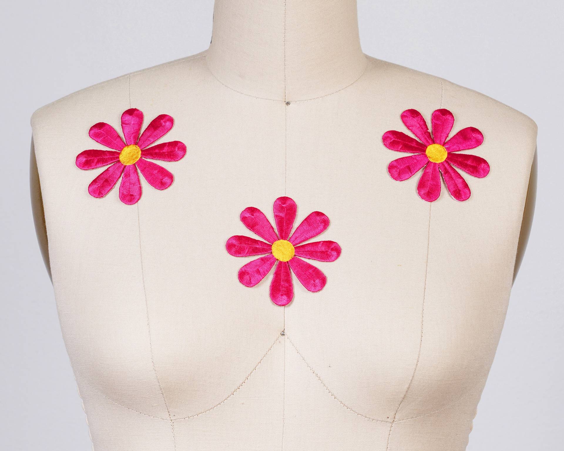Fuchsia Daisy Aufbügler Mit Gelber Mitte - Embroidery Patches 3" Fuchsia Daisy Aufbügler Mit Gelber Mitte - Embroidery Patches 3" von OneStopStitched