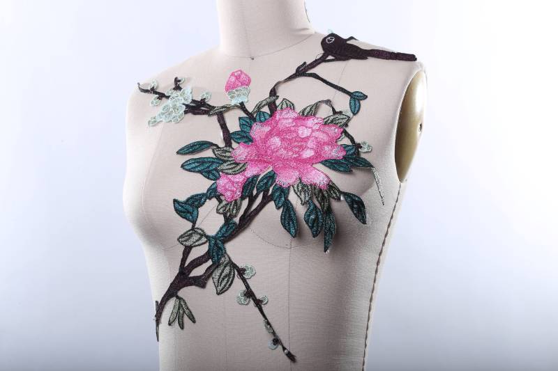 Gestickte Rosa Rose Applikation Vogel Auf Zweig-Blumenmuster von OneStopStitched