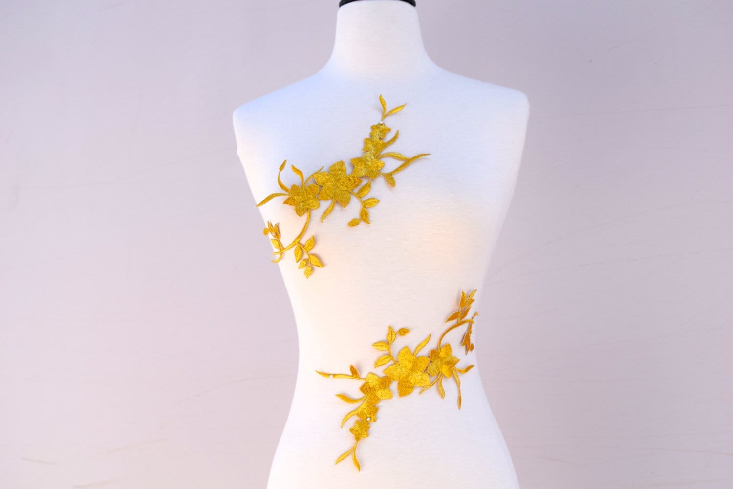 Gold Blumen Stickerei Flicken Metallic Bügelbild | 2Er Set Gold Blumen Stickerei Flicken Metallic Bügelbild | 2Er Set von OneStopStitched