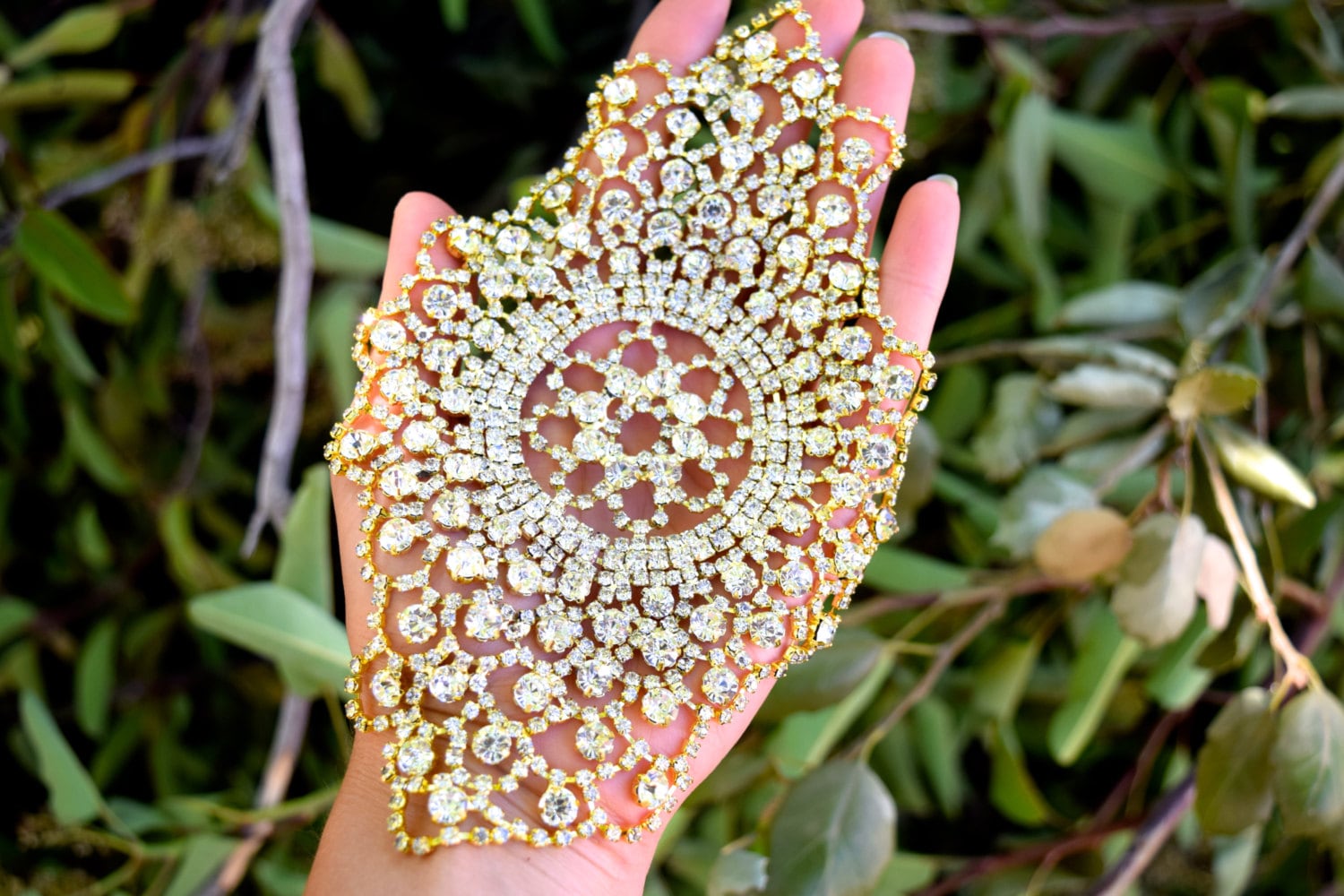 Gold Strass Applikation Antikes Gold, Silber Kristall, Drapey Kette | 18x11 cm Gold Strass Applikation Antikes Gold, Silber Kristall, Drapey Kette | 18x11 cm von OneStopStitched