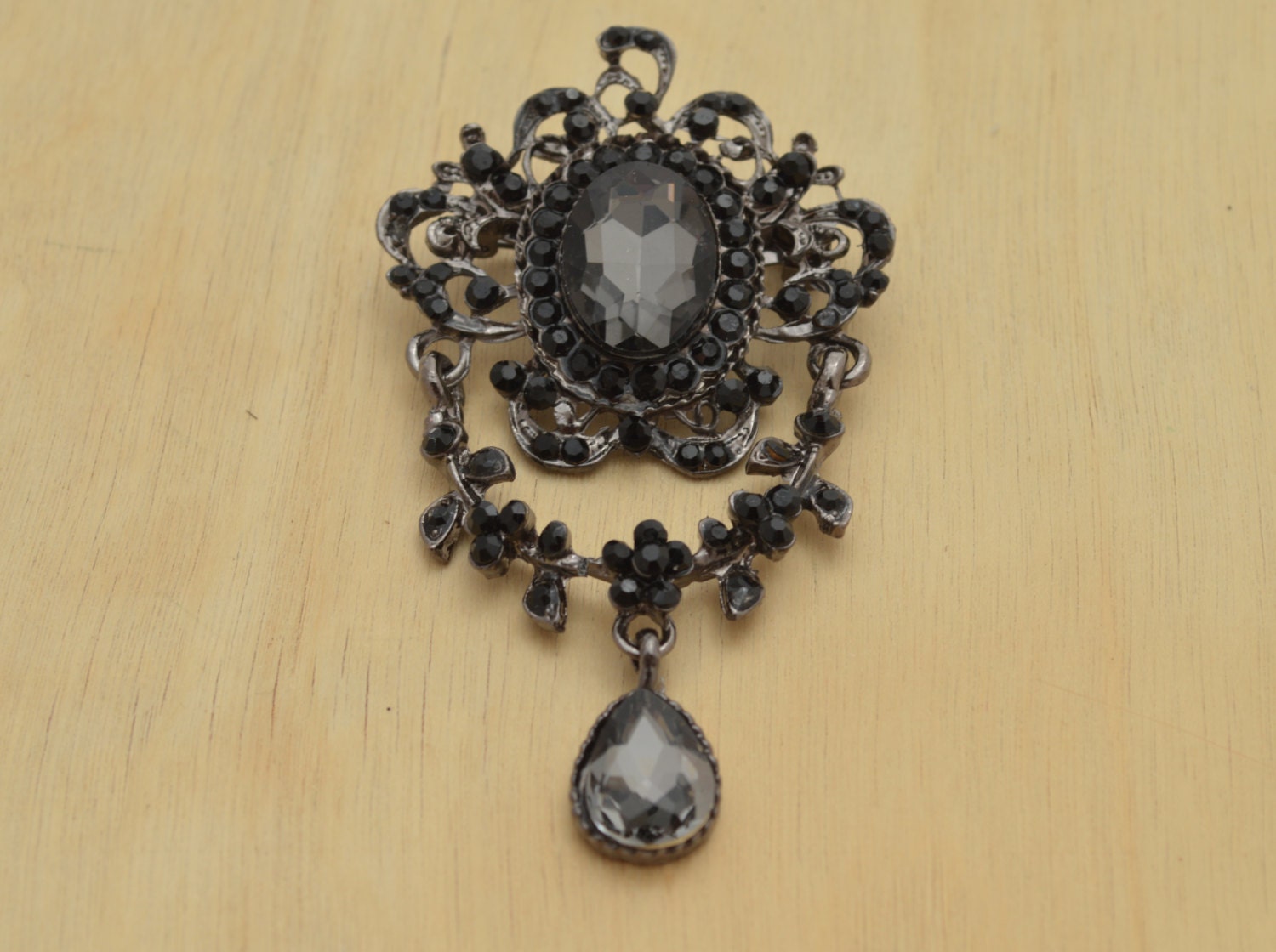 Gothic Brosche Dunkle Strasssteine, Baumelnelement, Filigranes Metall Gothic Brosche Dunkle Strasssteine, Baumelnelement, Filigranes Metall von OneStopStitched