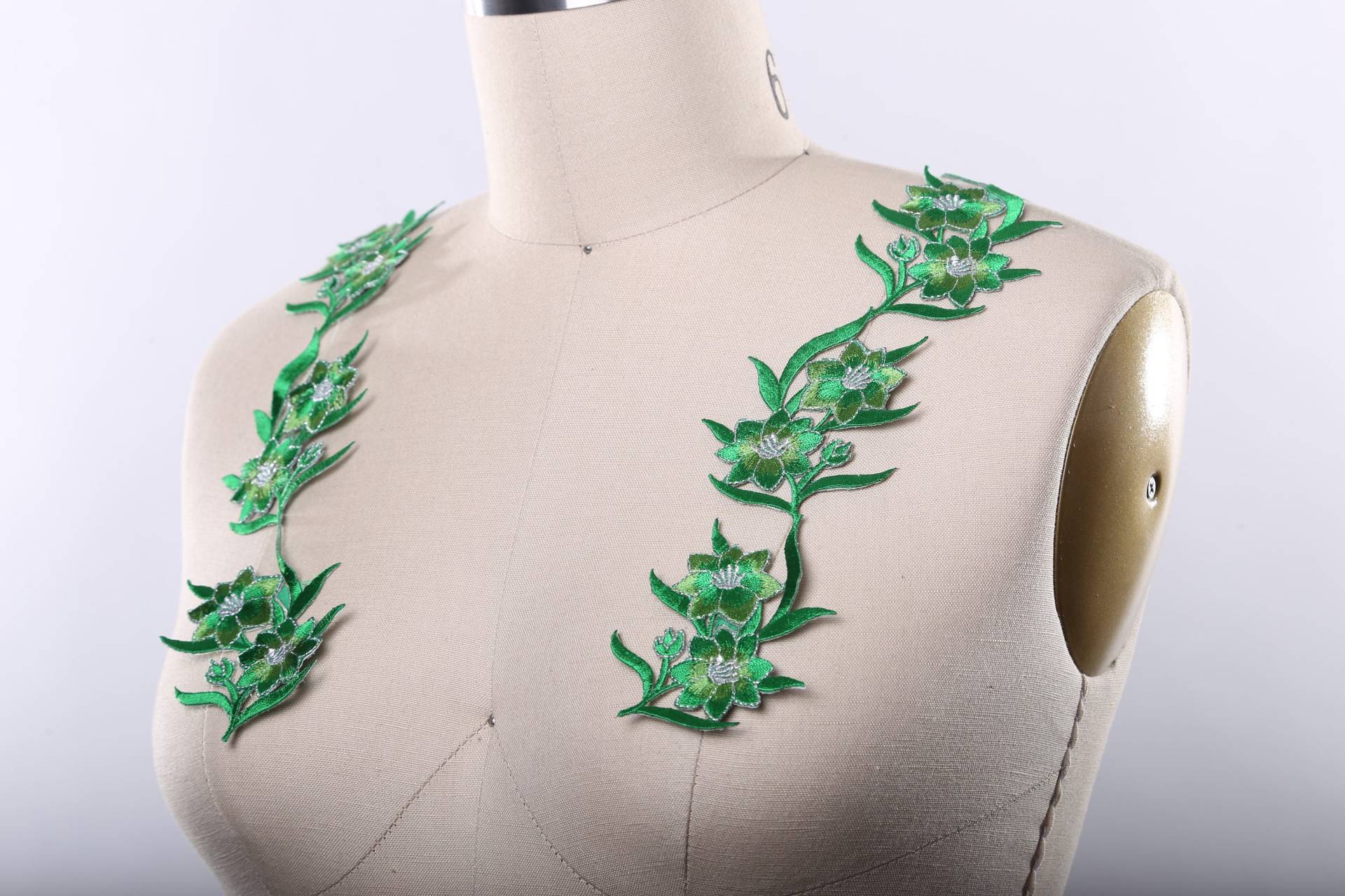 Grüne Gestickte Blumen Applikationen Aufbügler Mit Silbernem Detail | 2Er-Set Grüne Gestickte Blumen Applikationen Aufbügler Mit Silbernem Detail | 2Er-Set von OneStopStitched