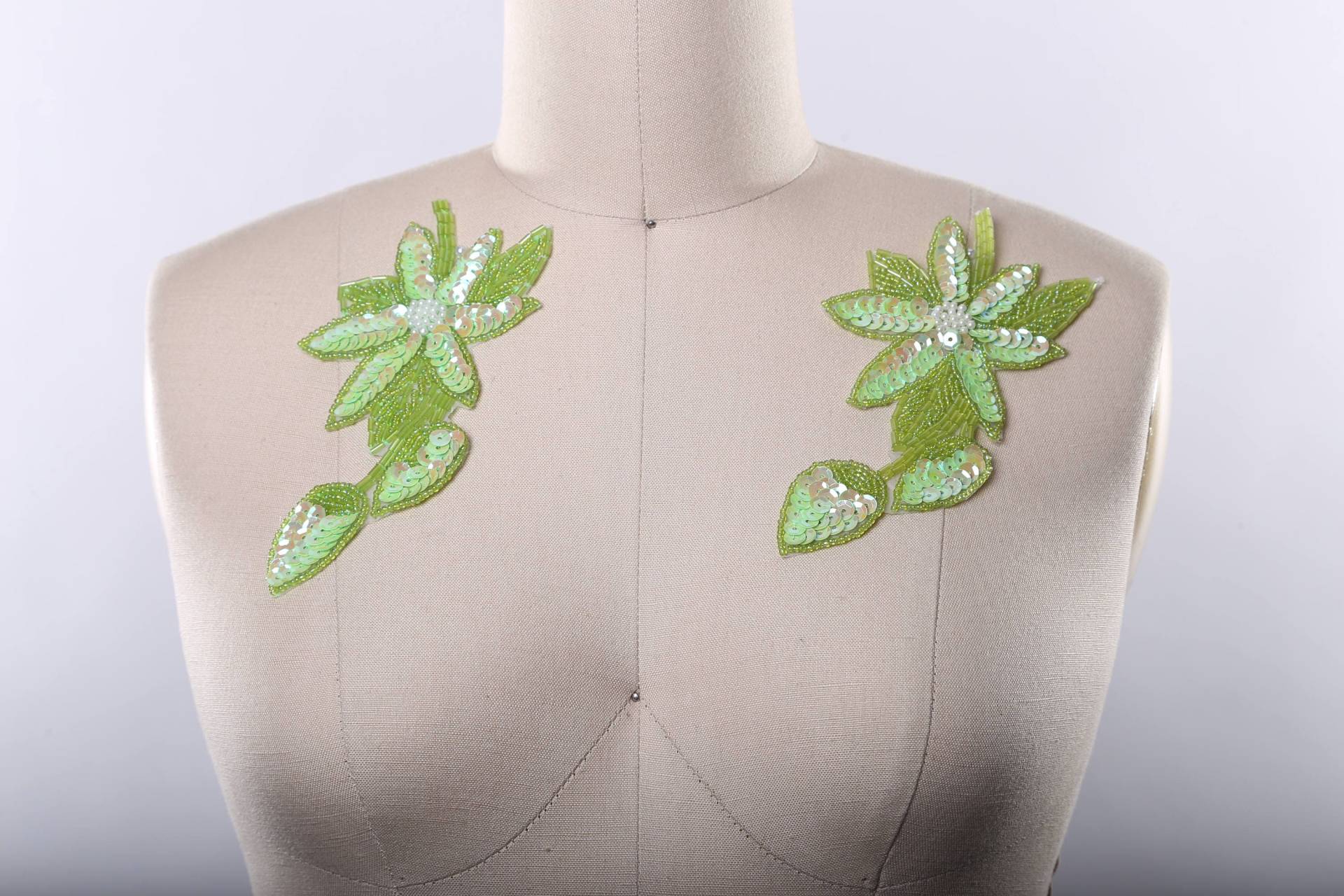 Limette Grüne Perlen Pailletten Blume Applikation - Aufbügler Limette Grüne Perlen Pailletten Blume Applikation - Aufbügler von OneStopStitched