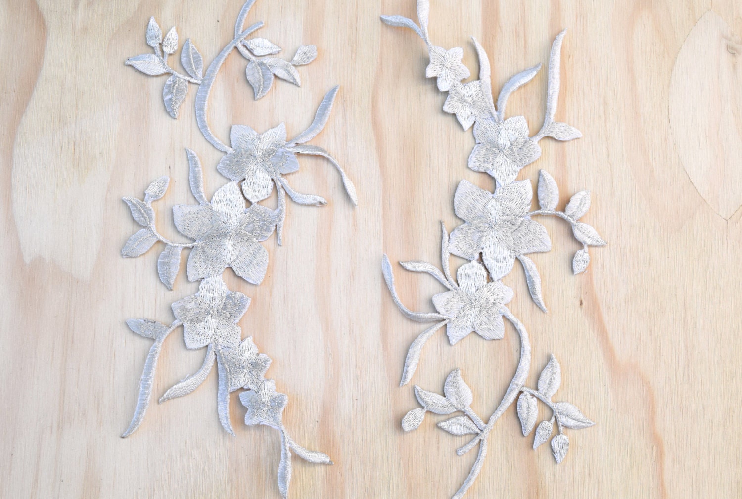 Metallic Silber Blume Aufnäher Gestickte Applikation | 2 Stück Metallic Silber Blume Aufnäher Gestickte Applikation | 2 Stück von OneStopStitched