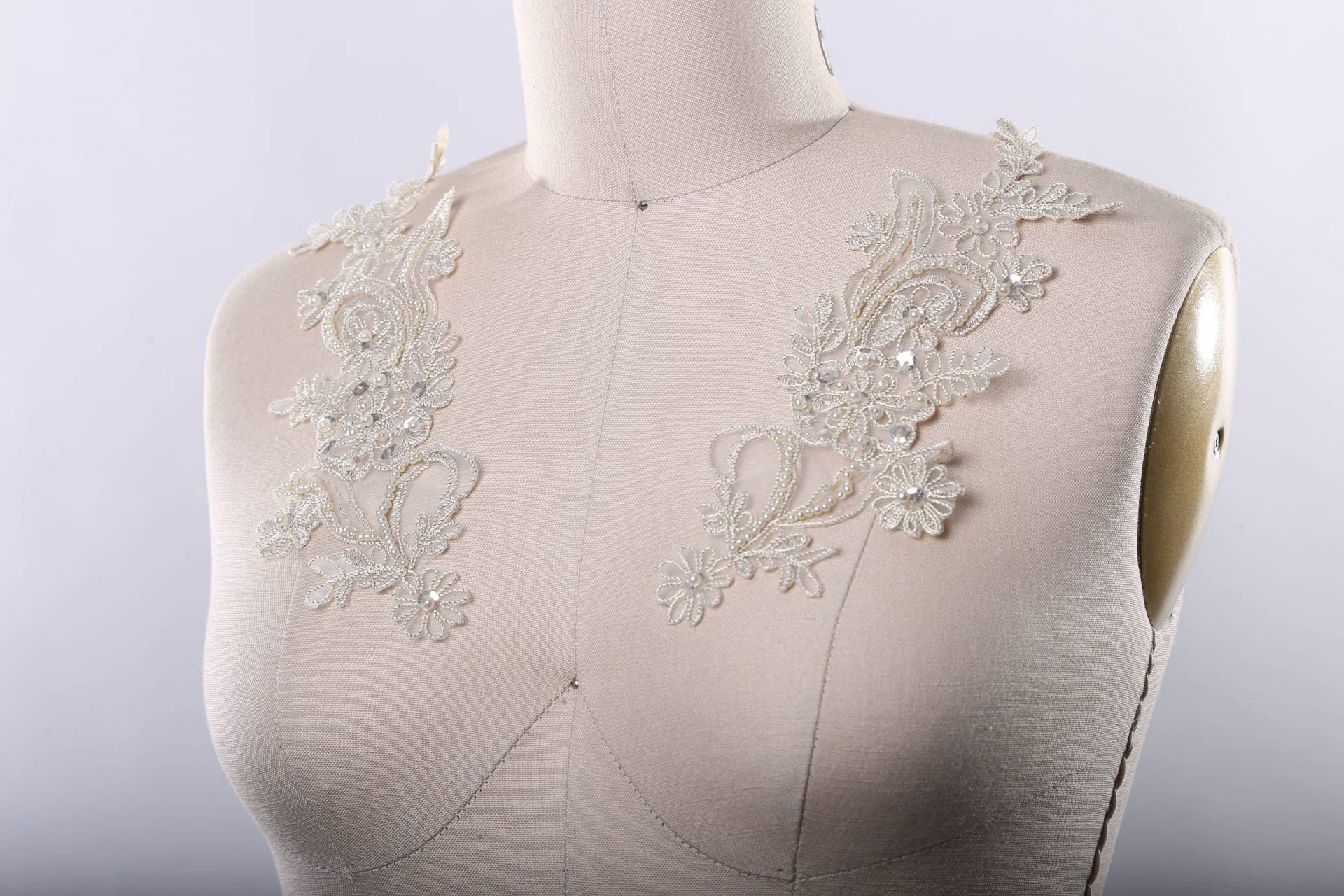 Perlen Spitzen Applikationen Paar Gold Alencon Spitze, Pailletten Perle Detail Perlen Spitzen Applikationen Paar Gold Alencon Spitze, Pailletten Perle Detail von OneStopStitched