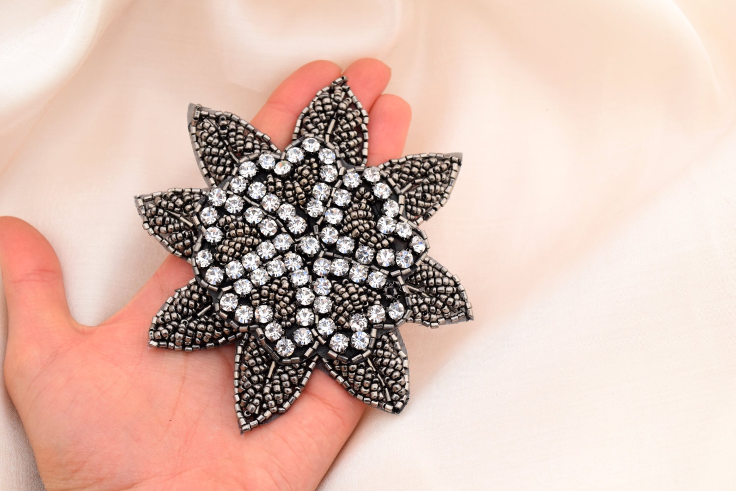 Perlenblumen-Applikation Graphit-Kohle Strassstein-Herz, 11, 5 cm Perlenblumen-Applikation Graphit-Kohle Strassstein-Herz, 11, 5 cm von OneStopStitched