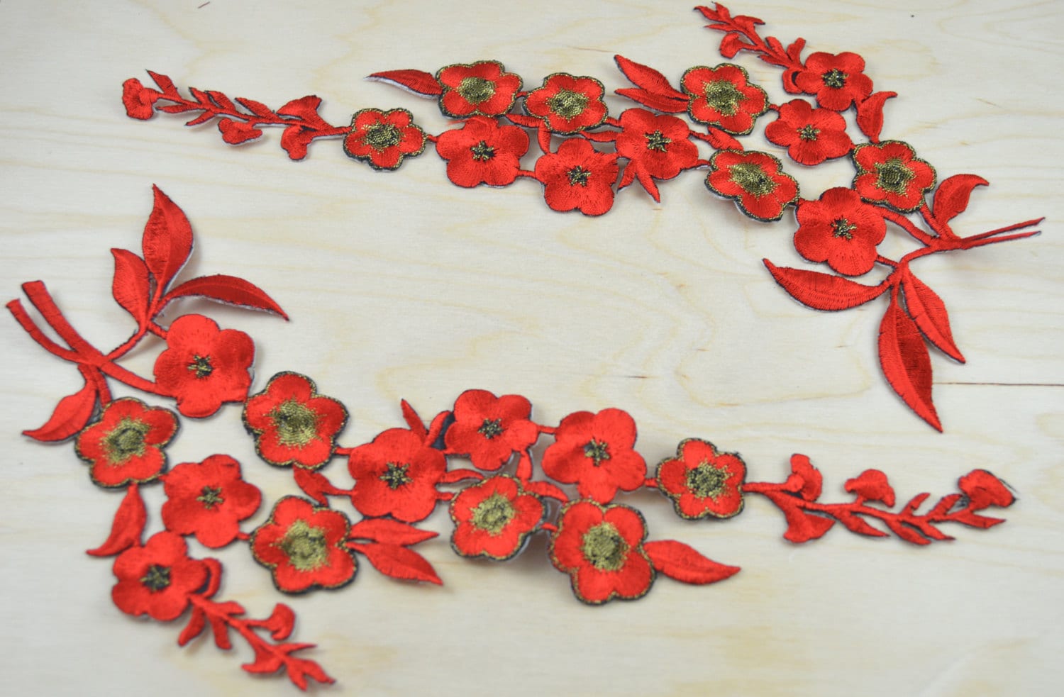 Rot Gestickte Blume Applikation Mit Antikgold | 2Er-Set Rot Gestickte Blume Applikation Mit Antikgold | 2Er-Set von OneStopStitched