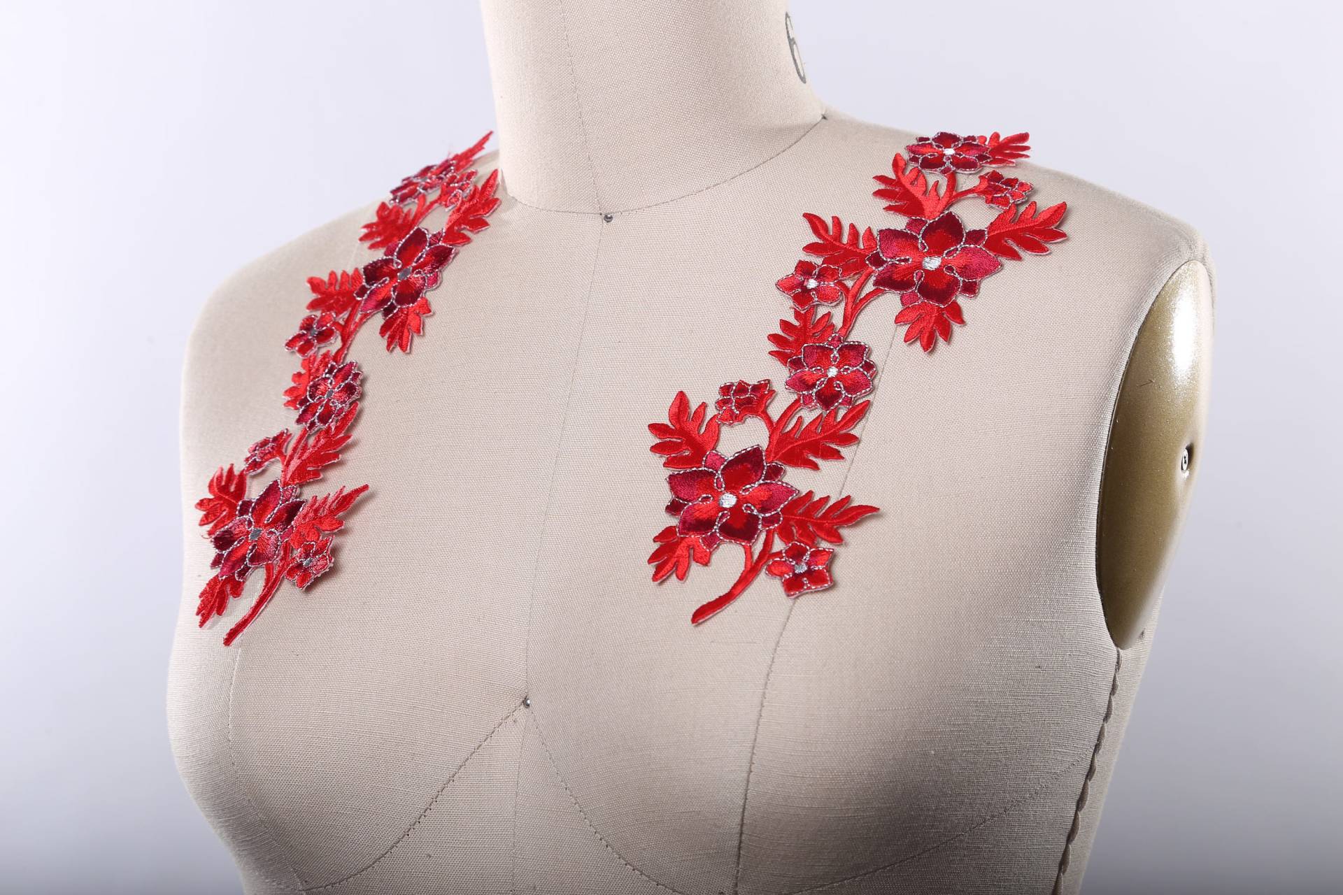 Rote Blume Applikation Gestickte Bügelbilder Mit Goldenem Detail | 2 Stück Rote Blume Applikation Gestickte Bügelbilder Mit Goldenem Detail | 2 Stück von OneStopStitched