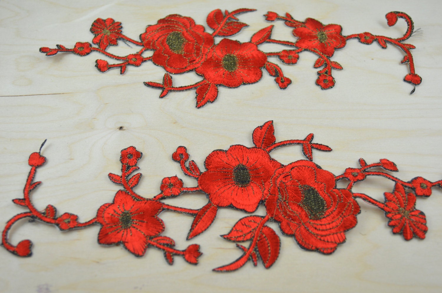 Rote Dahlie Blume Applikation Zum Aufnähen in Antik Gold | 2Er Set Rote Dahlie Blume Applikation Zum Aufnähen in Antik Gold | 2Er Set von OneStopStitched