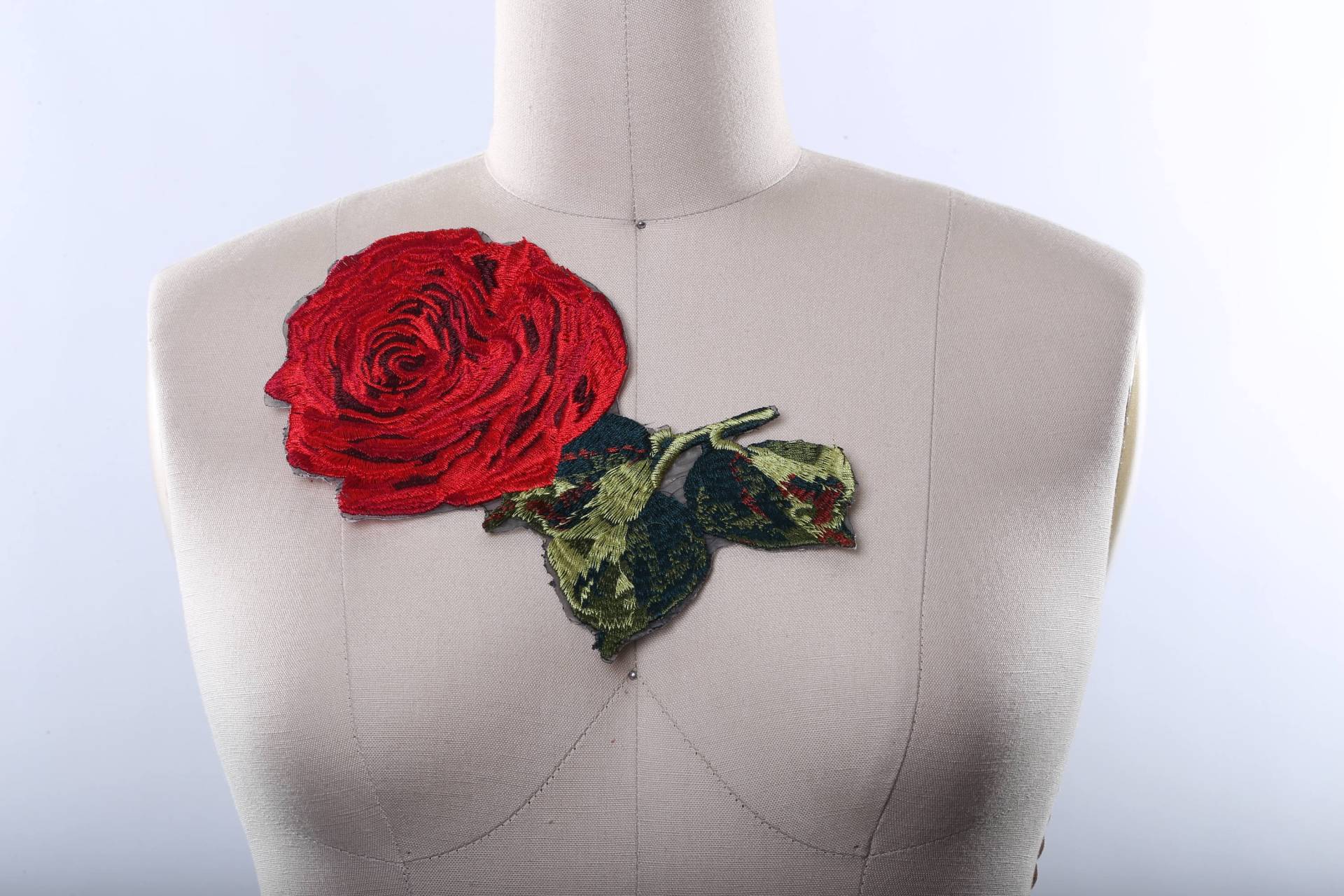 Rote Rose Gestickte Blume Applikation Aufbügler Rote Rose Gestickte Blume Applikation Aufbügler von OneStopStitched