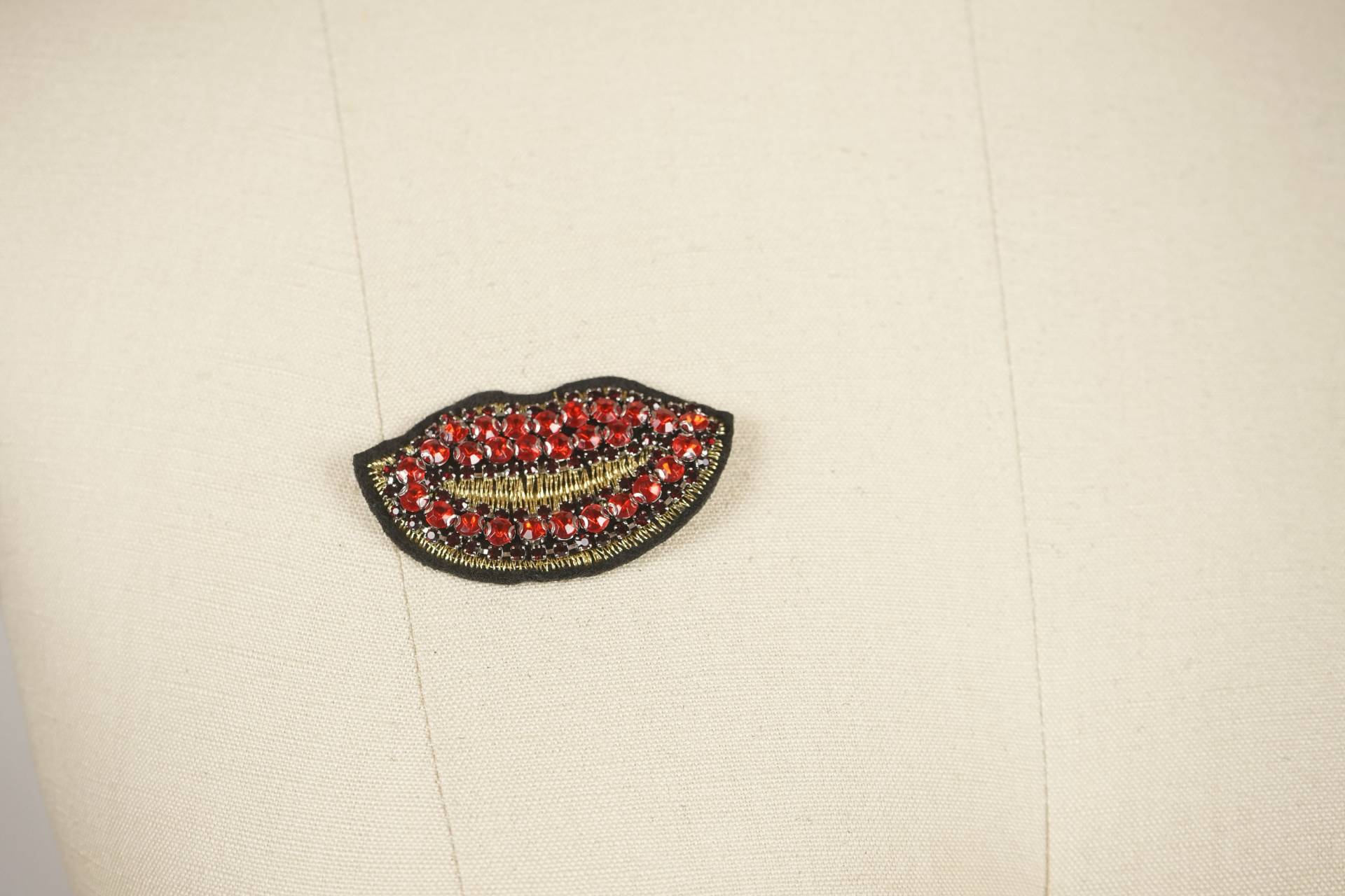 Roter Kristall Lippen Aufnäher Pop Art Perlen Applikation Roter Kristall Lippen Aufnäher Pop Art Perlen Applikation von OneStopStitched