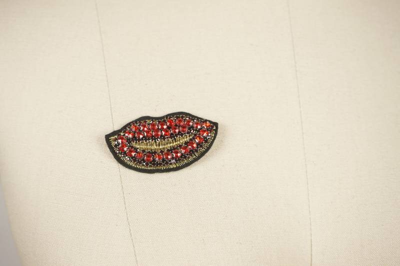 Roter Kristall Lippen Aufnäher Pop Art Perlen Applikation von OneStopStitched
