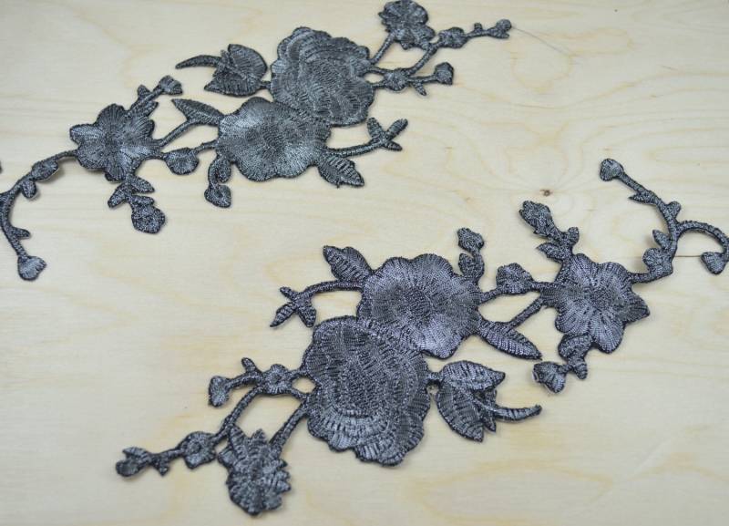 Rotguss Blumen Applikation Metallic Faden Stickerei Aufnäher | 2Er Set Rotguss Blumen Applikation Metallic Faden Stickerei Aufnäher | 2Er Set von OneStopStitched